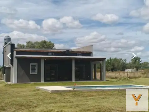 Casa en Venta - 3 Dormitorios 3 Baños - 1880mts - - Piscina -Coronel Brandsen