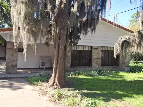 Casa en Alquiler con 4 cocheras