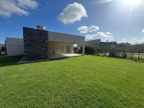 Casa en venta 4 ambientes Pilar