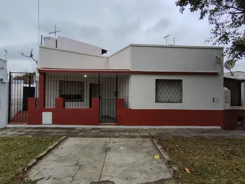 HERMOSA CASA FRENTE AL PARQUE LINEAL DE MONTE CHINGOLO