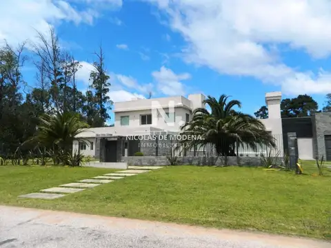 Espectacular casa con piscina y amplio jardín!!!