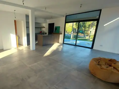 Casa 4 ambientes con 2 baños