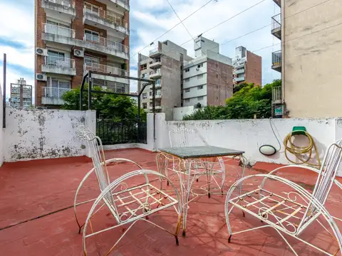 Montevideo al 1500 - Dúplex frente c/ local comercial