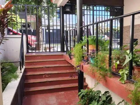 Casa 10 ambientes con 2 baños