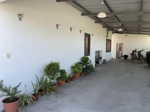 Casa 4 ambientes con 2 baños