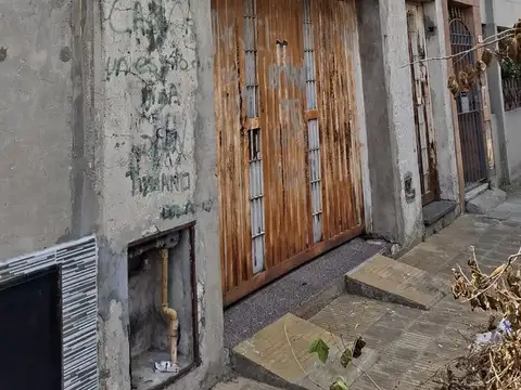 Casa Sobre Lote De 5x40 Mts, A Refaccionar, Ideal 2 Familias, La Tablada, Provincia De Buenos Aires.
