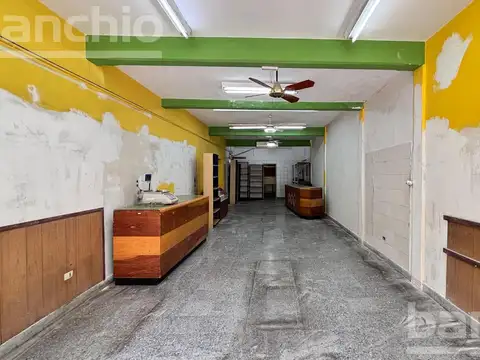 Venta Local Al Frente Sobre Mendoza - Echesortu