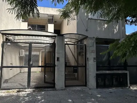 Departamento tipo casa en venta en Mataderos