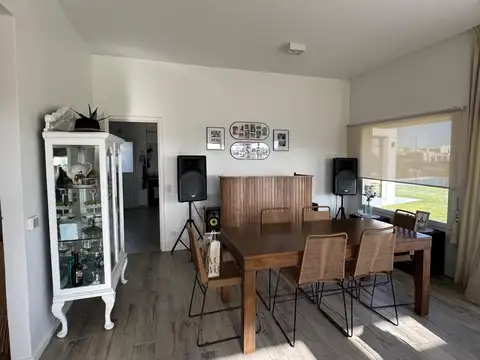 Casa 4 ambientes con 3 baños