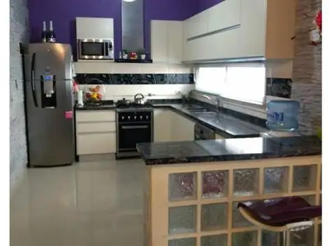 EXCELENTE CHALET EN 2 PLANTAS CON COCHERA Y PATIO