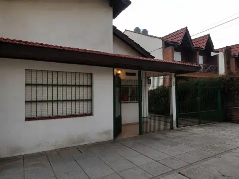 Venta casa 4 ambientes 90 m² jardín parrilla y entrada para auto San Bernardo