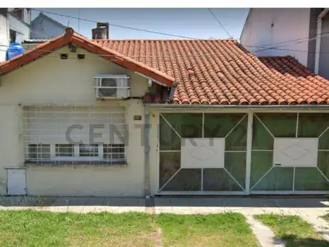 Venta Casa 2 Dormitorios en Bernal Centro con Patio y Garage