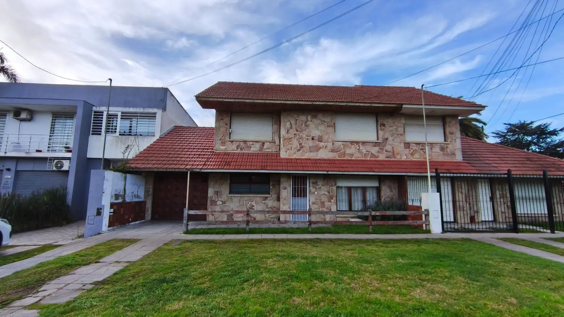 VENTA CASA 5 AMB,PATIO Y GARAGE, B° CONSTITUCIÓN