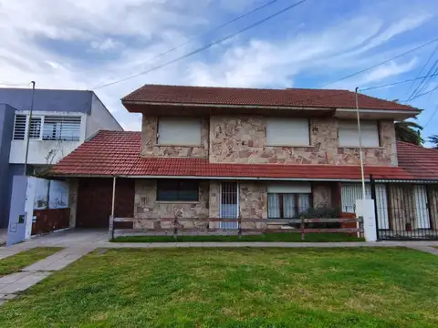 VENTA CASA 5 AMB,PATIO Y GARAGE, B° CONSTITUCIÓN