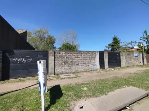 Terreno de 20 x 50 mts ideal para desarrollador con casa nueva 3 amb y 2 baños