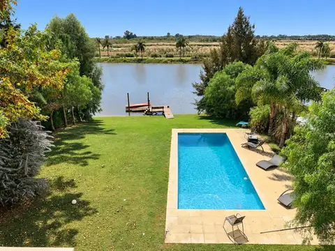 Casa a la venta con salida al RIO en Barrio Santa Catalina