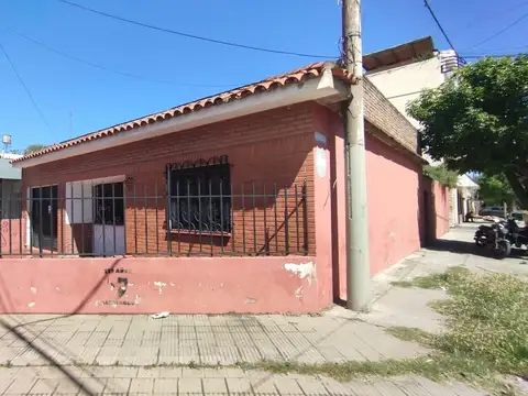 VENTA - CASA DE 2 DORMITORIOS - BARRIO MATHEU