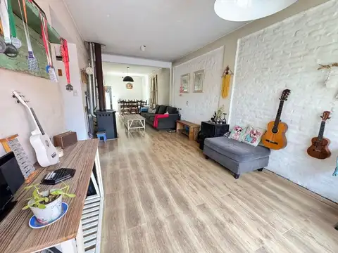 VENTA CASA 4 AMB CON PARQUE Y PILETA - P. LELOIR