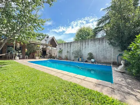 VENTA CASA 4 AMB CON PARQUE Y PILETA - P. LELOIR