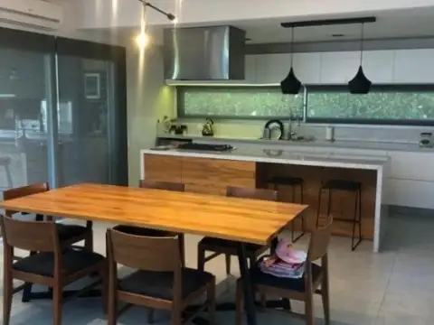 Casa en Alquiler con 1 cochera