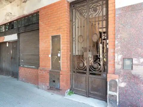 Venta en bloque de 3 Departamentos y un local en Pompeya