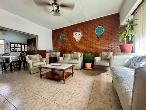 Casa 3 ambientes con 2 baños