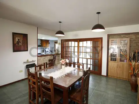 Casa en Venta con 2 cocheras