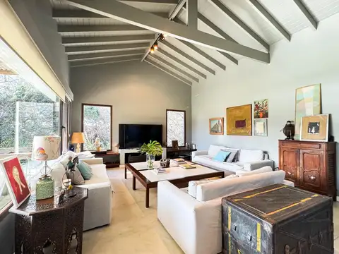 Casa en Alquiler con 3 cocheras