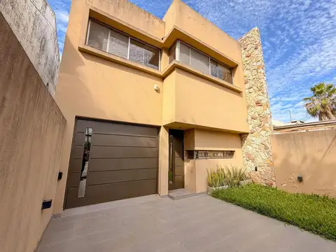 Venta casa 2 plantas, jardin, cochera Alberdi