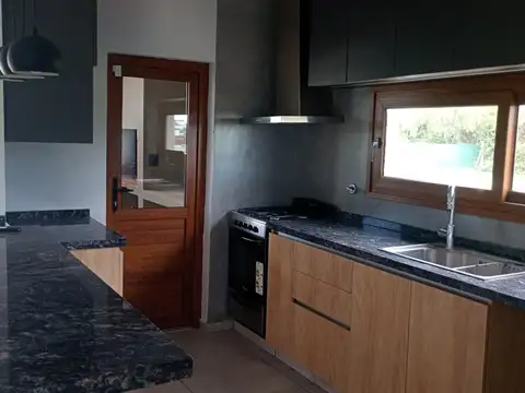 Casa en Alquiler en Valle del Golf, $ 2.400.000