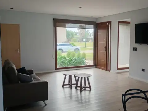 Casa en Alquiler con 2 cocheras
