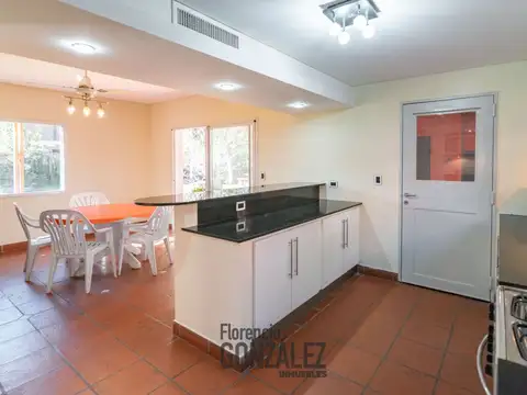Casa en Venta con 4 cocheras