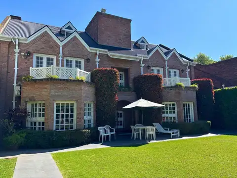 Casa en Venta con 4 cocheras