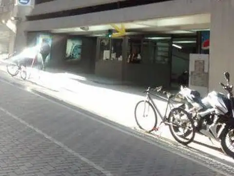 Cochera fija y cubierta en Retiro