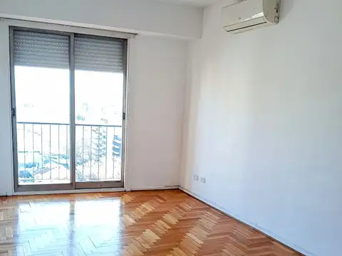 2 amb con balcón al frente. Excelente vista abierta. Apto profesional.