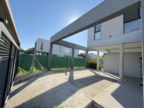Casa en Alquiler con 2 cocheras