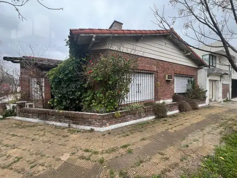 VENTA CASA EN CASTELAR A DEMOLER, EXCELENTE UBICACION