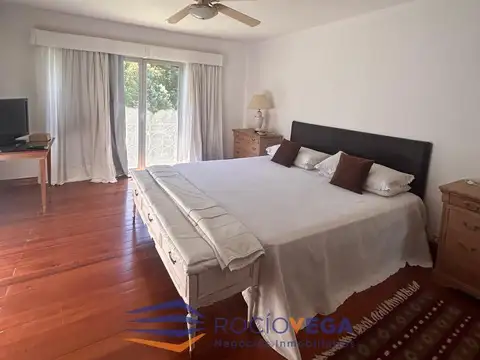 Casa en Alquiler con 2 cocheras