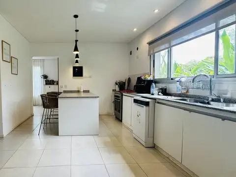 Casa 6 Ambientes con Piscina y amplio espacio social - Barrio Santa Guadalupe