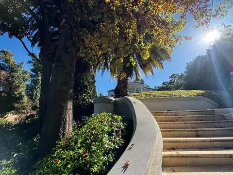 Casa en Venta con 3 cocheras