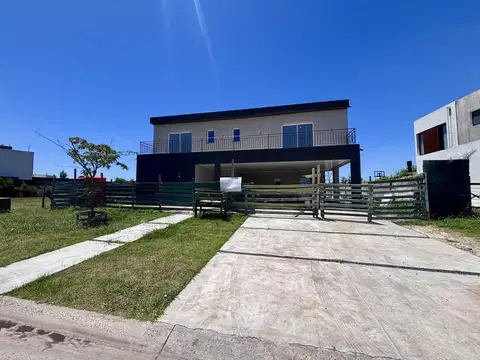 Casa 5 ambientes con 3 baños