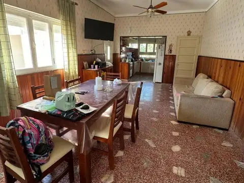 Casa 8 ambientes con 2 baños