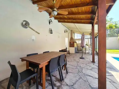 VENTA CASA 3 AMB CON PILETA  QUINCHO Y  COCHERA