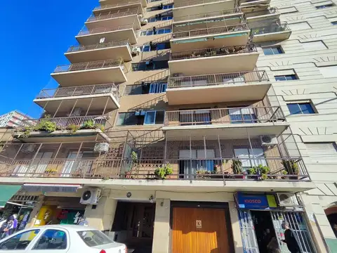 Hermoso 3 ambientes con balcón aterrazado al frente y vista al río – Luz natural todo el día