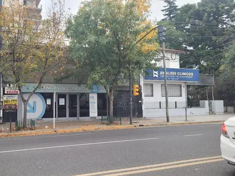 Venta de dos locales comerciales en bloque sobre Av. Preside