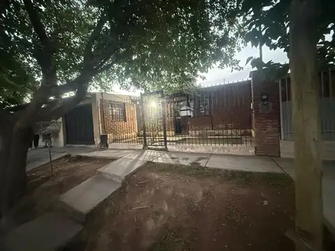 CASA TRES DORMITORIOS EN VENTA GLLEN JARDIN COCHER
