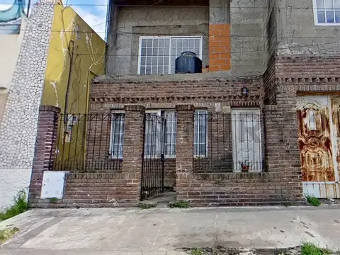 VENTA CASA A RECICLAR 3 AMBIENTES COCHERA PATIO LANÚS OESTE