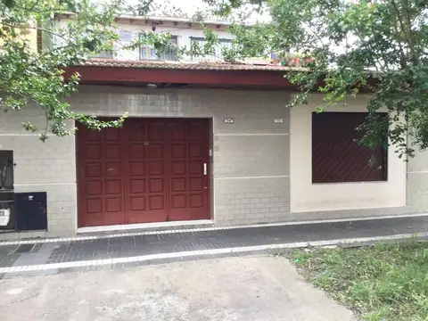 Alquiler casa de 3 amb. al frente Banfiield Oeste.