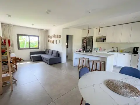 Casa 6 ambientes con 2 baños