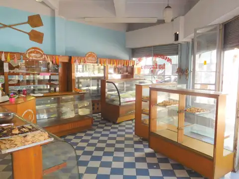 LOCAL COMERCIAL UBICADO EN ESQUINA